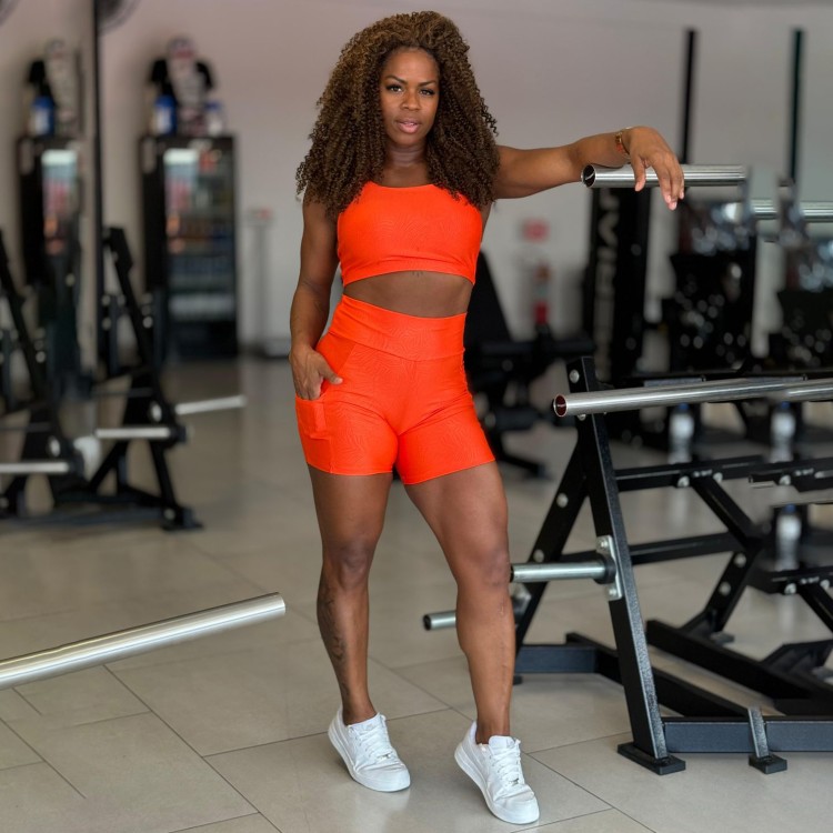 Short Fitness Thais Com Tecido Em 3D E Bolso Na Lateral